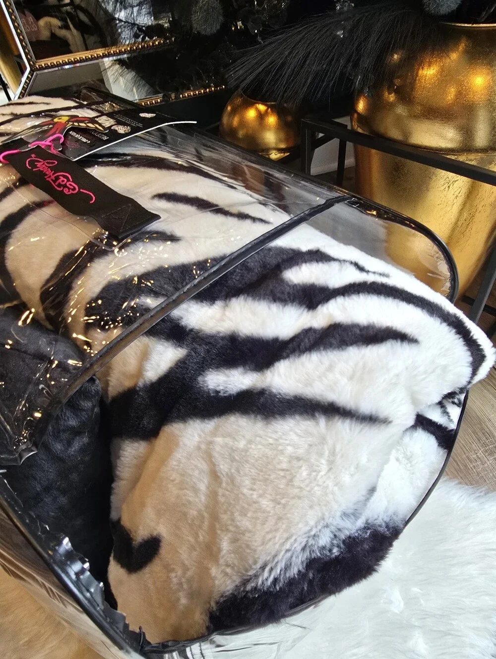 New Ed Hardy 4-Piece Luxe Faux Fur White Tiger Print Comforter Set Full/Queen